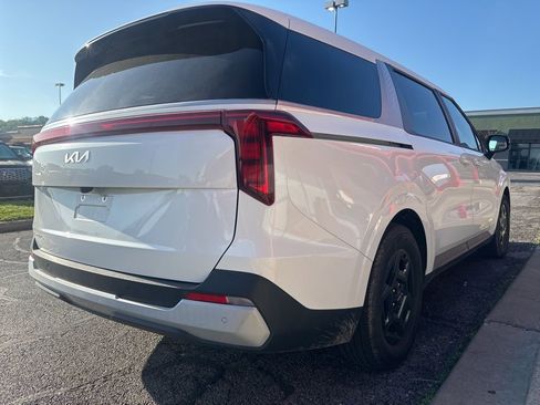 Used 2025 Kia Carnival FWD image 5