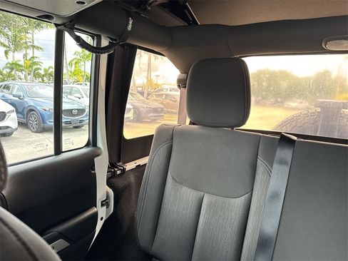 Used 2017 Jeep Wrangler Unlimited Sahara w/ Connectivity Group image 18