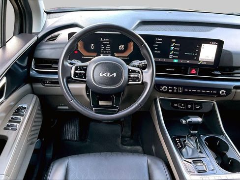 Used 2025 Kia Carnival FWD image 6