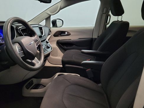 Used 2017 Chrysler Pacifica Touring FWD image 17