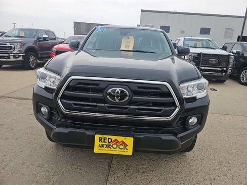Used 2019 Toyota Tacoma SR5 AWD/4WD image 2