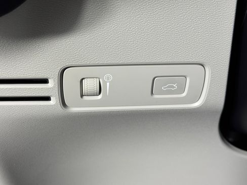 Used 2022 Volvo XC40 T5 Momentum w/ Premium Package image 17