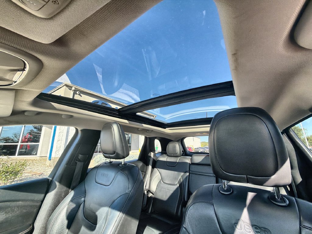 Used 2015 Jeep Cherokee Limited w/ Trailer Tow Group AWD/4WD image 16