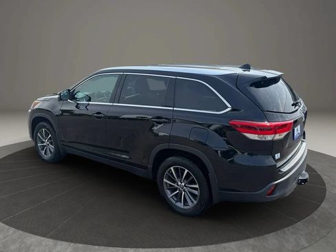 Used 2019 Toyota Highlander XLE AWD/4WD image 3