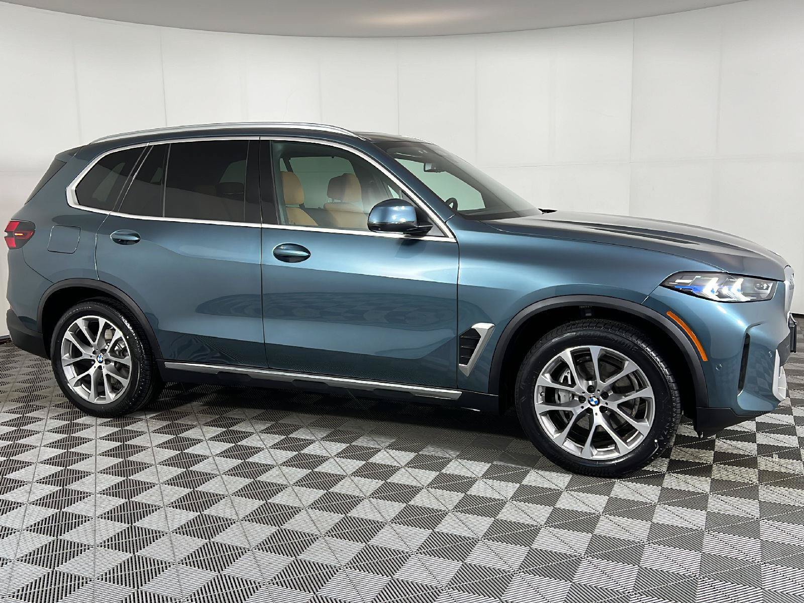 Used 2024 BMW X5 xDrive40i w/ Executive Package AWD/4WD image 3