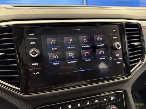 Certified 2022 Volkswagen Atlas Cross Sport SE w/ Panoramic Sunroof Package FWD image 19