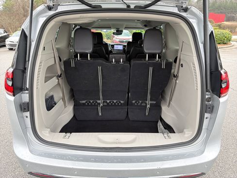 Used 2024 Chrysler Pacifica Touring-L image 30