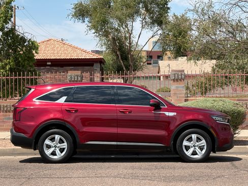 Used 2023 Kia Sorento LX FWD image 9