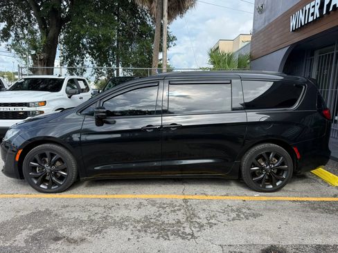 Used 2019 Chrysler Pacifica Limited w/ S Appearance Package FWD image 4