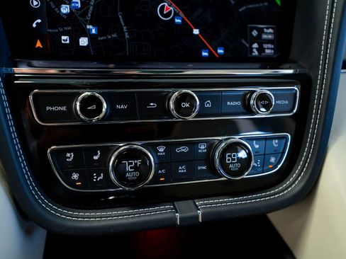 Used 2021 Bentley Bentayga Plug-In Hybrid AWD/4WD image 42