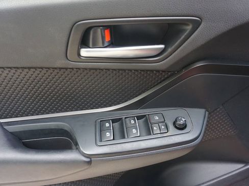 Used 2018 Toyota C-HR XLE FWD image 3