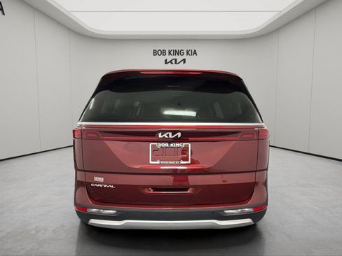 Used 2024 Kia Carnival LX FWD image 4