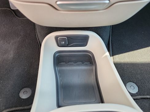 Used 2024 Chrysler Pacifica Touring-L FWD image 16