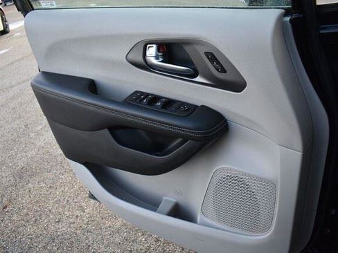 Used 2024 Chrysler Pacifica Touring-L FWD image 37