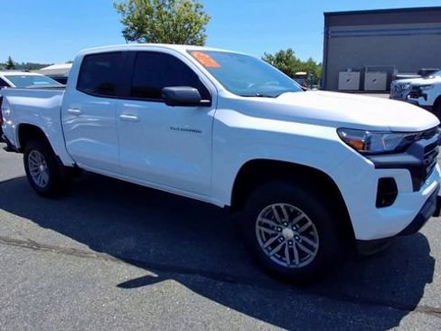 Used 2023 Chevrolet Colorado LT w/ LT Convenience Package II AWD/4WD image 2