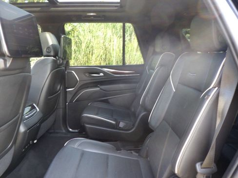 Used 2021 Cadillac Escalade Premium Luxury AWD/4WD image 13