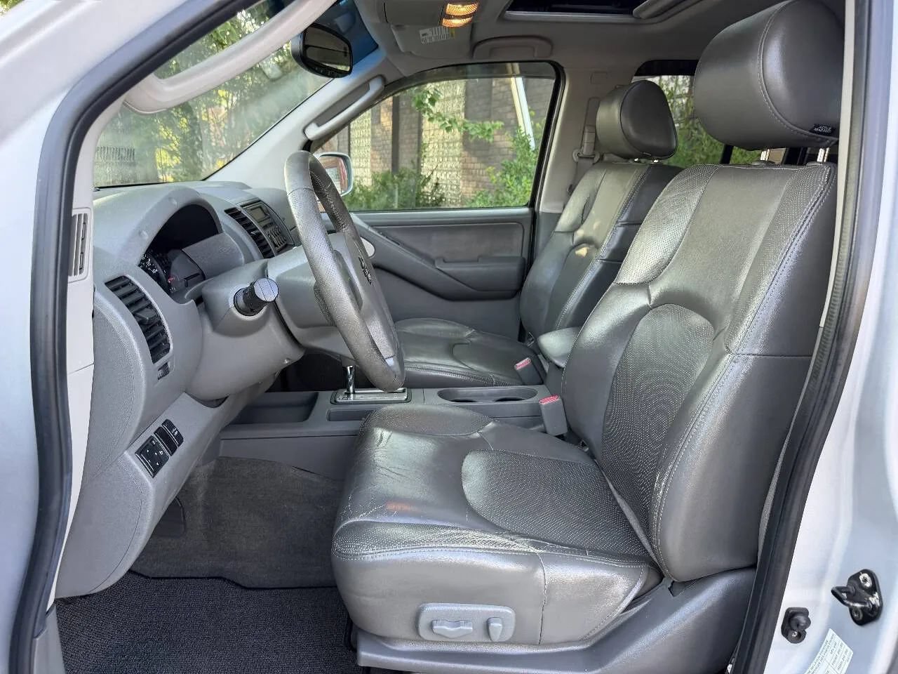 Used 2005 Nissan Frontier LE w/ (X01) Leather Pkg AWD/4WD image 16