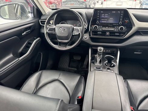 Used 2022 Toyota Highlander XLE image 10