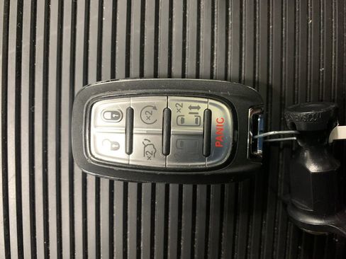 Used 2025 Chrysler Pacifica Limited image 14