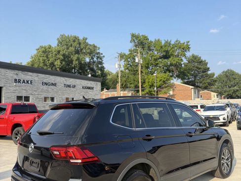 Used 2019 Volkswagen Tiguan SE w/ Panoramic Sunroof Package image 6