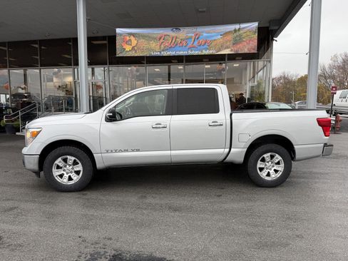 Used 2019 Nissan Titan SV image 4