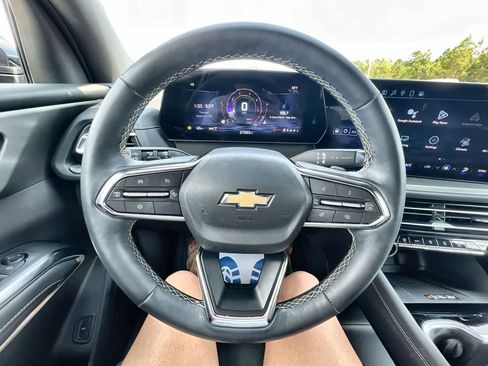 Used 2025 Chevrolet Traverse LT image 11