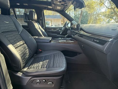 Used 2024 Cadillac Escalade Premium Luxury Platinum image 12