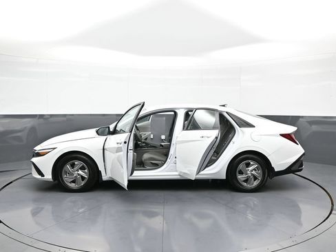Used 2025 Hyundai Elantra SE FWD image 42
