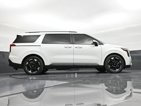 Used 2025 Kia Carnival EX FWD image 25