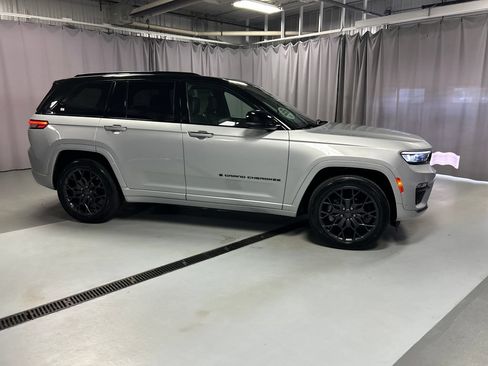 Used 2025 Jeep Grand Cherokee Summit w/ Obsidian Package AWD/4WD image 8