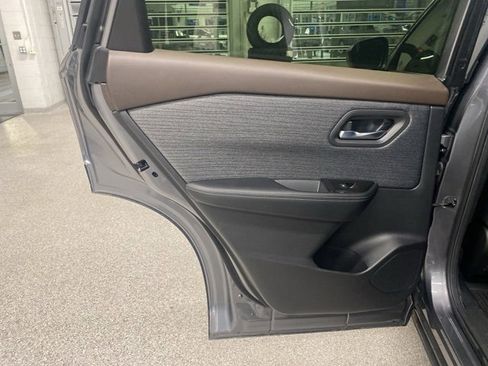 Used 2023 Nissan Rogue SV image 31