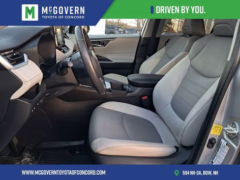 Used 2022 Toyota RAV4 XLE Premium image 12