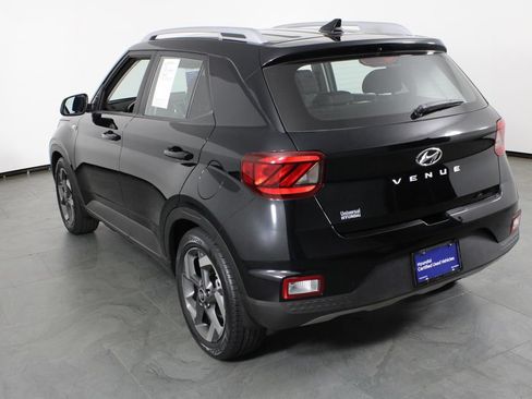 Certified 2022 Hyundai Venue SEL FWD image 4