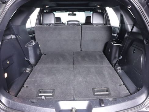 Used 2017 Ford Explorer XLT w/ Equipment Group 202A AWD/4WD image 37