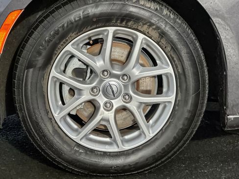 Used 2023 Chrysler Pacifica Touring-L image 27