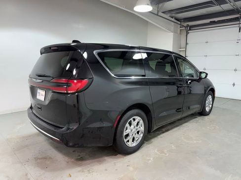 Used 2024 Chrysler Pacifica Touring-L image 6