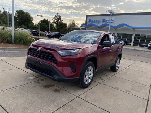 Used 2023 Toyota RAV4 LE AWD/4WD image 4