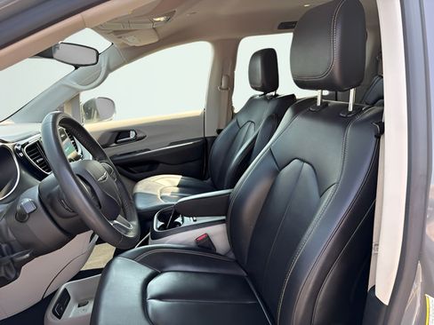 Used 2023 Chrysler Pacifica Touring-L FWD image 10