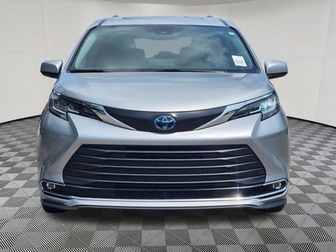 Used 2022 Toyota Sienna XLE FWD image 2