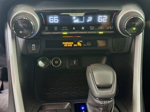 Used 2020 Toyota RAV4 LE w/ Carpet Mat Package AWD/4WD image 22