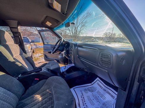 Used 2002 Chevrolet S10 Pickup LS w/ LS Preferred Equipment Group image 17