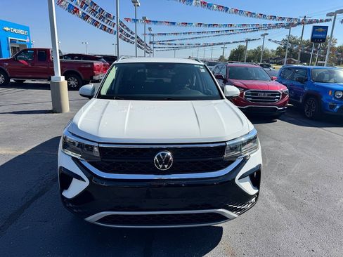 Used 2022 Volkswagen Taos SE image 2