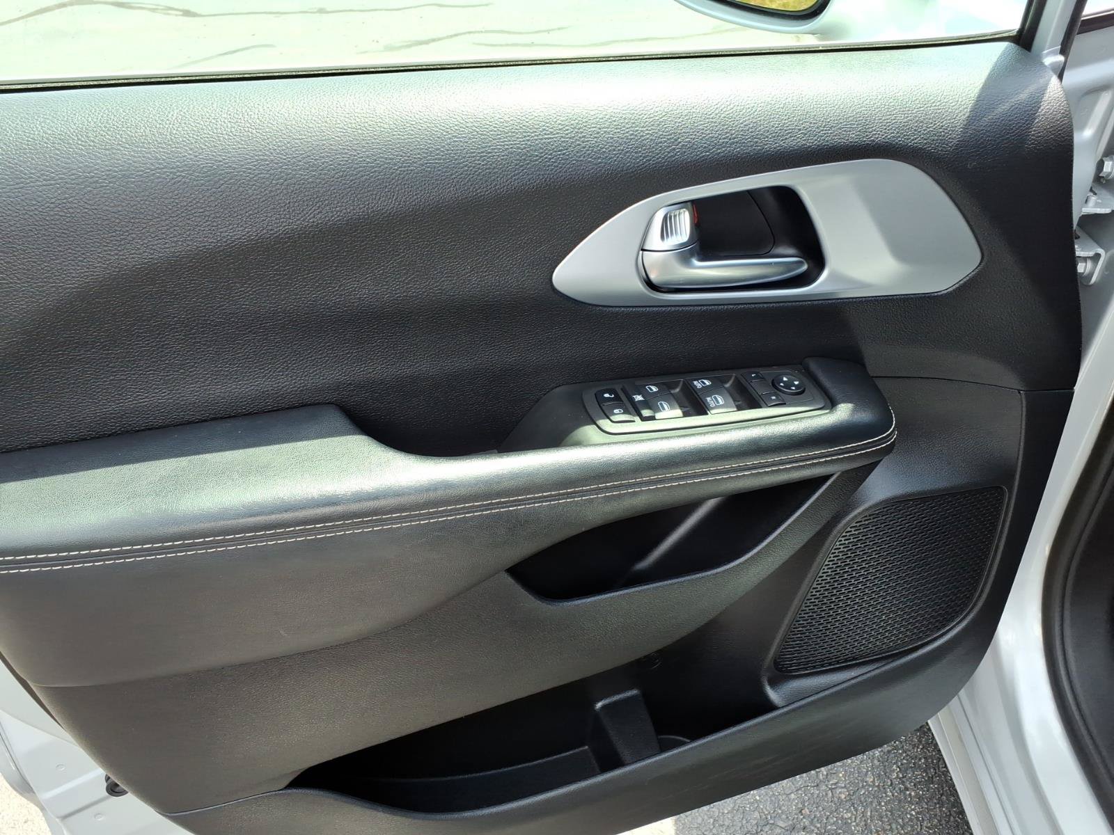 Used 2022 Chrysler Pacifica Touring FWD image 7