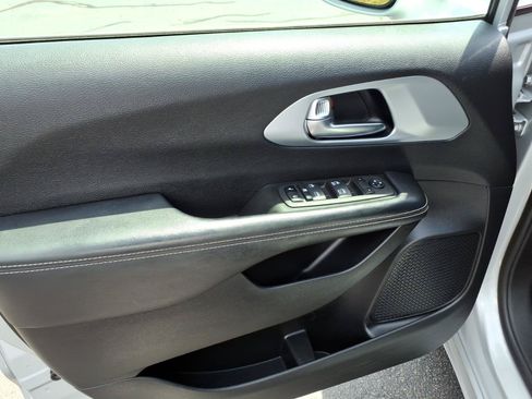 Used 2022 Chrysler Pacifica Touring FWD image 7
