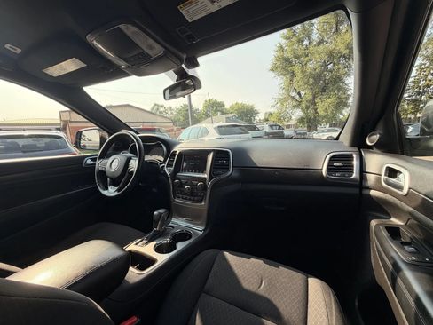Used 2018 Jeep Grand Cherokee Laredo AWD/4WD image 28