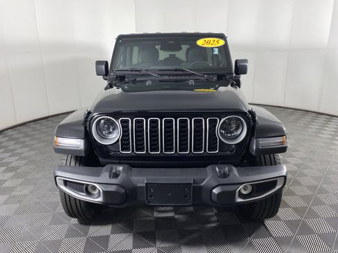 Used 2025 Jeep Wrangler Sahara image 12