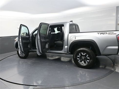 Used 2022 Toyota Tacoma TRD Off-Road image 39