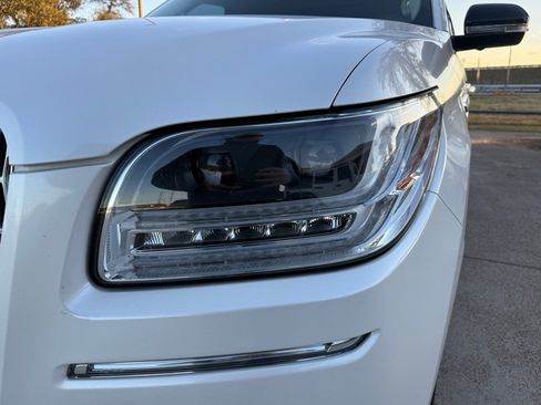 Used 2019 Lincoln Navigator Reserve image 10
