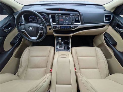 Used 2017 Toyota Highlander XLE image 18