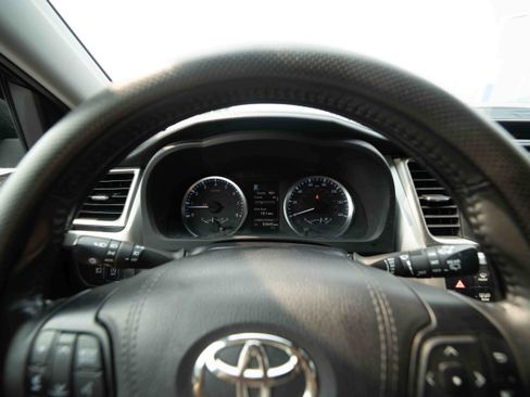 Used 2019 Toyota Highlander Plus AWD/4WD image 15